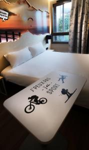 Postel nebo postele na pokoji v ubytování ibis Styles Clermont-Ferrand Aéroport