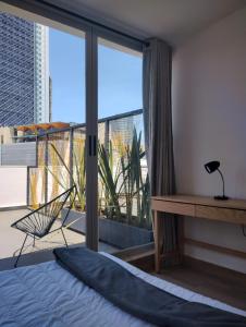 1 dormitorio con cama y ventana grande en Onmood Roma Norte by HiHab New Opening 2024, en Ciudad de México