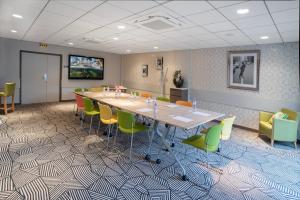 TV a/nebo společenská místnost v ubytování ibis Styles Clermont-Ferrand Aéroport