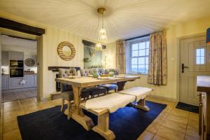 ein Esszimmer mit einem Holztisch und Stühlen in der Unterkunft Sunny Brae in Grange Over Sands