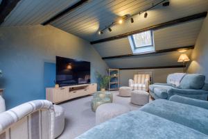 ein Wohnzimmer mit Sofas und einem Flachbild-TV in der Unterkunft Sunny Brae in Grange Over Sands