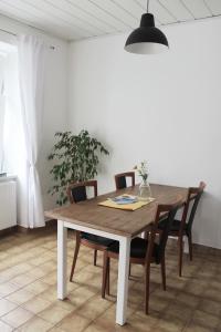een eettafel met stoelen en een tafel bij Stilvolle Wohnungen im Villenviertel Villachs in Villach