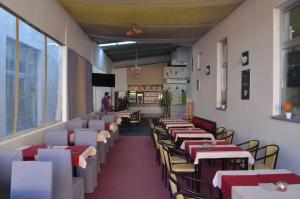 Un restaurante o sitio para comer en Rooms Guardian