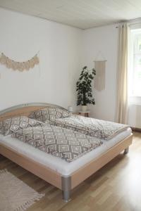 Un dormitorio con una cama grande y un matadero. en Stilvolle Wohnungen im Villenviertel Villachs, en Villach