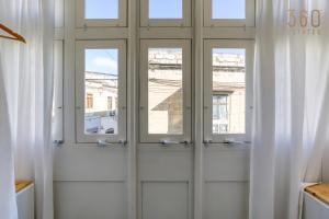 un par de puertas en una habitación con ventanas en Stunning 3BR Townhouse with Private Rooftop Access by 360 Estates, en Paola