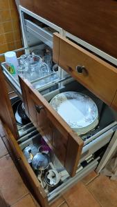 un cajón con platos y platos en un armario en La Casa Gran, en Castielfabib