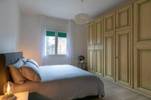 - une chambre avec un grand lit et une fenêtre dans l'établissement Dandolo apartment by Welc(h)ome, à Trévise