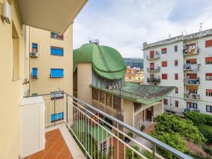 uma varanda de um edifício com uma cúpula verde em Amal - Elegant apt in Sorrento em Sorrento