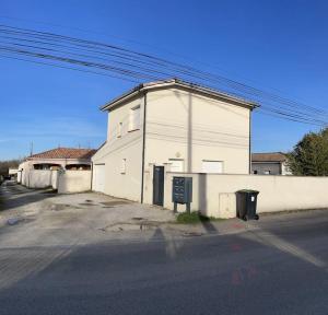 un edificio blanco al lado de una calle en Les Villas de Castel - Villa Les lauriers, en Castelmaurou