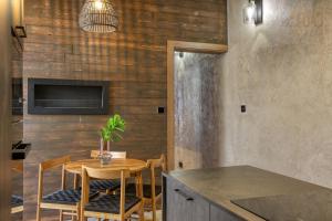 cocina con mesa y sillas y TV en Stunning 3BR Townhouse with Private Rooftop Access by 360 Estates, en Paola