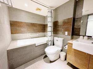 ein Badezimmer mit einem WC, einer Badewanne und einem Waschbecken in der Unterkunft 友愛閤睏漫旅 in Tainan
