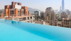 een groot zwembad op het dak van een gebouw bij Departamento en Centro Providencia in Santiago
