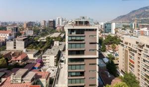 a tall building in the middle of a city at Departamento en Centro Providencia in Santiago