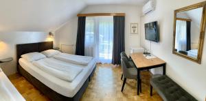 Postel nebo postele na pokoji v ubytování Hotel Maj Inn