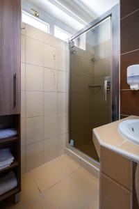 Ένα μπάνιο στο Szilfa Étterem Mariann Apartman +30 φωτογραφίες