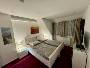 sypialnia z łóżkiem i 2 oknami w obiekcie Zwei Zimmer Appartement w Bremie