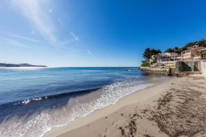 una vista de una playa con el océano en Vue Mer sur l'isthme plage à 2 min. Arrivée H24, en La Seyne-sur-Mer