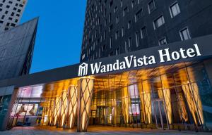 een gebouw met een bord voor een hotel bij Wanda Vista Residence in Istanbul