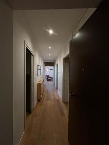 ネットゥーノにあるMiramareの床とドアの空廊
