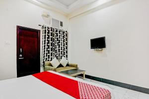 Een bed of bedden in een kamer bij OYO Flagship 73630 Hotel Riz