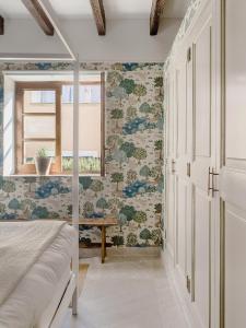 a bedroom with a bed and a window at VILLA ALENAR - Marratxi- Mallorca in La Cabaneta