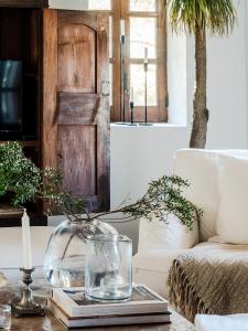 a living room with a glass vase on a coffee table at VILLA ALENAR - Marratxi- Mallorca in La Cabaneta