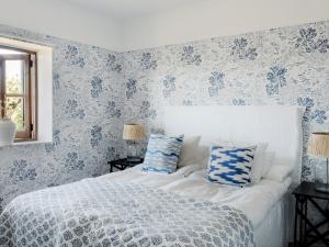 a bedroom with a bed with blue floral wallpaper at VILLA ALENAR - Marratxi- Mallorca in La Cabaneta