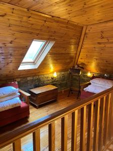 ゴールウェイにあるTraditional Stone Cottage 300 years+のベッド2台と窓が備わる屋根裏部屋です。