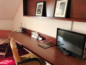 Televízia a/alebo spoločenská miestnosť v ubytovaní Hotel Atrium