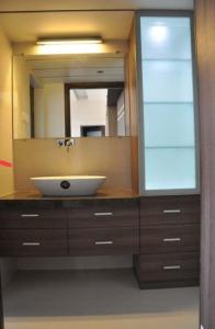 baño con lavabo y espejo grande en Peaceful Retreat 3BHK For six person, en Vadodara