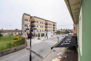 een uitzicht op een stadsstraat vanuit een gebouw bij Vive Oviedo I Apartamento in Santa Eulalia