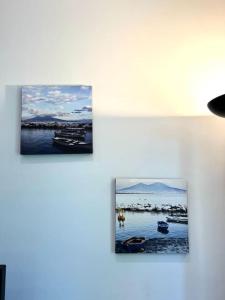 trois photos accrochées à un mur blanc dans l'établissement Sea House Sorrento(Near the sea) - Around Sorrento, à Meta