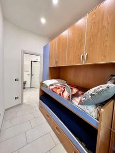 - une chambre avec des lits superposés et des placards en bois dans l'établissement Sea House Sorrento(Near the sea) - Around Sorrento, à Meta