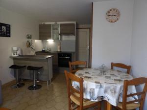 cocina y comedor con mesa y sillas en Maison climatisée avec terrasse à st Cyprien, en Saint-Cyprien