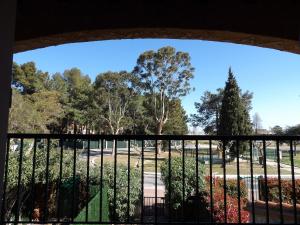 - un balcon offrant une vue sur le parc dans l'établissement Maison climatisée avec terrasse à st Cyprien, à Saint-Cyprien