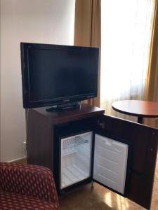 Televízia a/alebo spoločenská miestnosť v ubytovaní Hotel Atrium