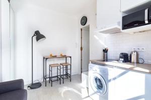 Studio central Parc des Buttes-Chaumontにあるキッチンまたは簡易キッチン