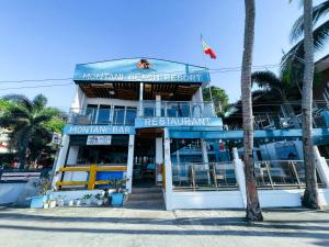 ein Gebäude mit einem Schild, das das Strandresort liest in der Unterkunft Montani Beach Resort Puerto Galera powered by Cocotel in Puerto Galera