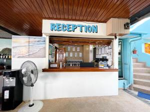 ein Restaurant mit einem Schild, das die Rezeption liest in der Unterkunft Montani Beach Resort Puerto Galera powered by Cocotel in Puerto Galera