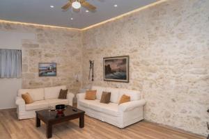 Гостиная зона в Victoria's House Roustika +46 фотографий