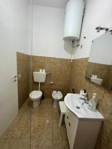 y baño con aseo, lavabo y espejo. en Isabella's Houses, en Punta Braccetto