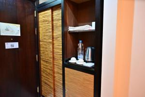 a closet with a wooden door and a shelf at ديار المشاعر الهداية الفندقية Diyaralmashaer Al-Hadiyah Hotel in Mecca