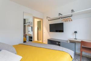 A bed or beds in a room at Cal Monda luxury apartment