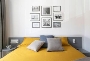 A bed or beds in a room at Cal Monda luxury apartment