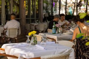 Restoran või mõni muu söögikoht majutusasutuses Crest Hotel Suites