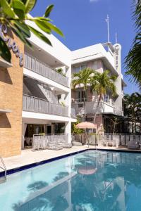 une piscine en face d'un bâtiment dans l'établissement Crest Hotel Suites, à Miami Beach