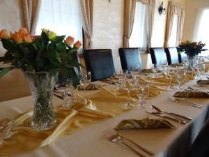 ห้องอาหารหรือที่รับประทานอาหารของ Rybárska bašta a penzión Dobys