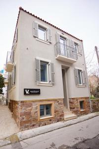 un edificio al lado de una calle en Vasilicari Apartments en Chios