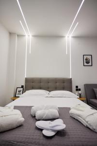 Un dormitorio con una cama con dos zapatos blancos. en Vasilicari Apartments en Chios