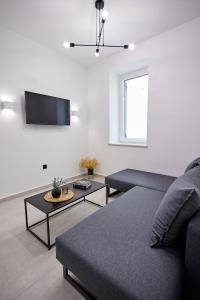 sala de estar con sofá y mesa en Vasilicari Apartments en Chios